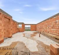 Der Bau eines Einfamilienhauses in Veľké Dvorníky mit Ziegelwänden und Betonfundament.