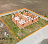 Unvollendetes Einfamilienhaus in Veľké Dvorníky, umrandet mit einer orangefarbenen Linie, an der Straße gelegen.