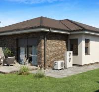 Ein Einfamilienhaus in der Gemeinde Veľké Dvorníky mit Terrasse, grünem Rasen und Außenwand-Elementen.
