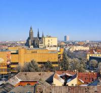 Blick auf das historische Zentrum von Košice, Türme und Gebäude, mit blauem Himmel im Hintergrund.