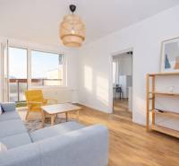 Helles Wohnzimmer in einer 3-Zimmer-Wohnung mit Holzboden und Designelementen.
