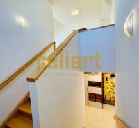 Innenraum eines Einfamilienhauses mit Treppe und Boden in Holzoptik.
