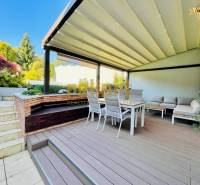 Die Terrasse eines Einfamilienhauses mit Sitzgelegenheit und Pergola in der Kozičova-Straße, Bratislava - Devín.