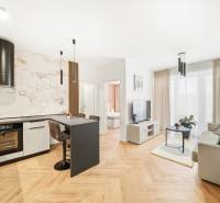 Innenraum einer 4-Zimmer-Wohnung mit Küche und Wohnzimmer, Boden mit Holzdekor.
