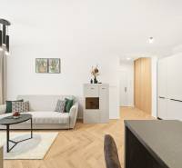 Wohnzimmer in einer 4-Zimmer-Wohnung mit einem weißen Sofa und einem Boden in Holzoptik.