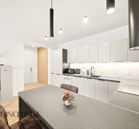Küche in einer 4-Zimmer-Wohnung mit dezentem Dekor an den Wänden und sanften Farben.