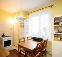 Küche in einer 3-Zimmer-Wohnung mit Tisch, Stühlen und Küchenzeile.