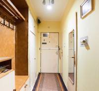 Flur in einer 3-Zimmer-Wohnung mit Garderobe, Spiegel und einfacher Beleuchtung.