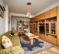 Wohnzimmer in einer 3-Zimmer-Wohnung mit Teppichboden und Holzboden.