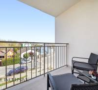 Balkon mit Sitzgelegenheit und Blick auf die Straßen der 4-Zimmer-Wohnung in Dunajská Streda.