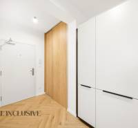 Eingangsflur in einer 4-Zimmer-Wohnung mit Holzboden und Einbauschränken.