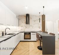 Küche mit Theke und Boden in Holzdekor in einer 4-Zimmer-Wohnung.