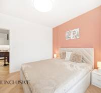 Schlafzimmer in einer 4-Zimmer-Wohnung mit Holzboden und warmen Tönen.