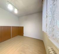 Ein Zimmer mit Holzelementen und einem Vorhang in einem Einfamilienhaus.