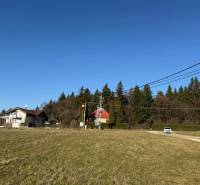 Baugrundstück in Kunerad in der Straße Borie mit Grünflächen und Häusern.