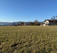 Baugrundstück in Stránske auf der Straße Borie, in der Nähe von Einfamilienhäusern.