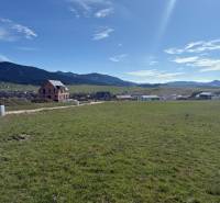 Grundstücke - Wohnen in Stránske, Borie-Straße mit Blick auf die Berge und das Dorf.