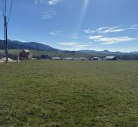 Grundstücke - Wohnen in Kunerad in der Straße Borie. Rasenfläche mit Blick auf die Berge.