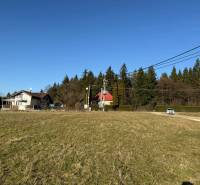 Das Einfamilienhaus in der Borie-Straße in Stránske, umgeben von einem Wohngrundstück und Wäldern.