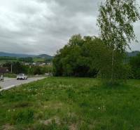 Grundstücke - Wohnen in Chotárna in Žilina mit Blick auf Wiesen und Bäume.