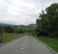 Der Weg in der Chotárna-Straße in Žilina, umgeben von Grünflächen, geeignet für Grundstücke - Wohnen.