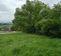 Grundstücke - Wohnen in der Chotárna-Straße in Žilina, umgeben von Grünflächen und mit Blick auf die Landschaft.