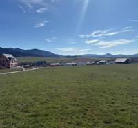 Grundstücke - Wohnen in Stránske auf der Straße Borie mit Blick auf die Berge.