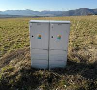 Elektrische Verteilerkästen auf Grundstücken für Wohnzwecke in Boria in Stránské, grüne Wiesen, Berge.