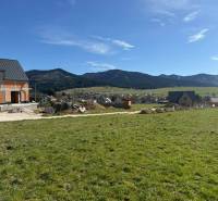 Ein Haus auf einem Grundstück in Borie, Stránske, mit Blick auf die umliegenden Berge bauen.