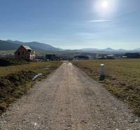 Der befestigte Weg führt zu den im Bau befindlichen Häusern in der Straße Borie in Stránske, Grundstücke - Wohnen.