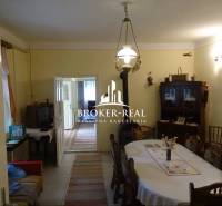 Esszimmer in einem Einfamilienhaus mit Holzmöbeln, Fernseher und Zugang zu einem weiteren Raum.