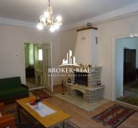 Wohnzimmer in einem Einfamilienhaus mit Kamin, Holzboden und Kronleuchter.