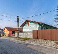 Straße mit Einfamilienhäusern und einem Auto in Veľký Meder, Hotels und Pensionen in der Umgebung.