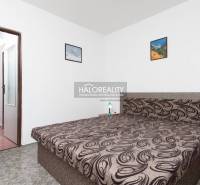 Schlafzimmer mit Doppelbett, weißen Wänden und Bildern in Hotels und Pensionen.
