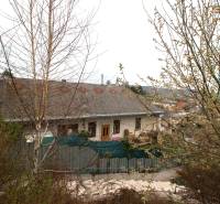 Ein nasses Familienhaus in Kostoľany nad Hornádom, umgeben von Grün und Sträuchern.