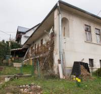 Ein Einfamilienhaus in Kostoľany nad Hornádom mit einem Vorgarten und Holzelementen.
