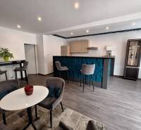 Innenraum eines Einfamilienhauses mit Bartresen, Esstisch und bequemen Stühlen.