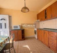 Küche eines Einfamilienhauses mit Holzdekor und sonnigem Wanddekor.