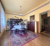 Ein sanft abgestimmtes Esszimmer in einem Einfamilienhaus mit einem Boden in Holzoptik.