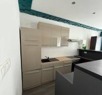 Eine Küche mit Einbauschränken und Kochfeld in einem Einfamilienhaus.