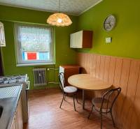 Küche in einer 3-Zimmer-Wohnung mit Holzboden und grünen Wänden.