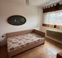 Schlafzimmer in einer 3-Zimmer-Wohnung mit Bett, Bild und Boden mit Holzdekor.