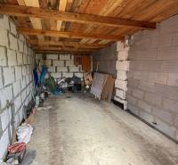 Ungeordnete Garage mit Lagerraum in einer 3-Zimmer-Wohnung in Čierne Blato in Pukanec.