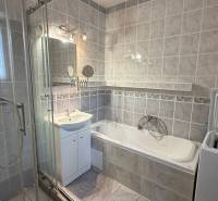 Badezimmer in einer 3-Zimmer-Wohnung mit Badewanne, Dusche und Waschmaschine.