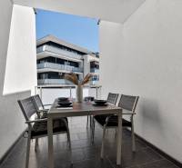 Der Balkon einer 2-Zimmer-Wohnung in der Orechová-Straße in Dunajská Lužná mit einem Außentisch und Stühlen.