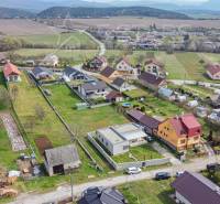 Blick auf Einfamilienhäuser in Neporadza in der Bošianska-Straße aus der Vogelperspektive.
