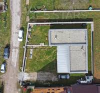 Luftaufnahme eines Einfamilienhauses in der Bošianska-Straße in Neporadza mit einem grasbewachsenen Hof.