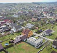 Luftaufnahme von Einfamilienhäusern im Dorf Neporadza in der Bošianska-Straße.