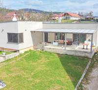 Einfamilienhaus in der Bošianska-Straße in Neporadza mit Terrasse und Garten.