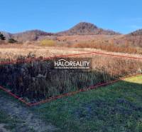 Grundstücke - Wohnen in Fintice mit Blick auf bewaldete Hügel und klaren Himmel.